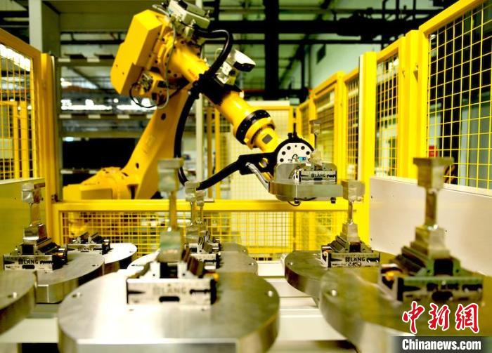 产线机器人放置完工叶片。　刘岗 摄